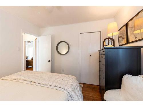 113 12 Street Se, Medicine Hat, AB - Indoor Photo Showing Bedroom