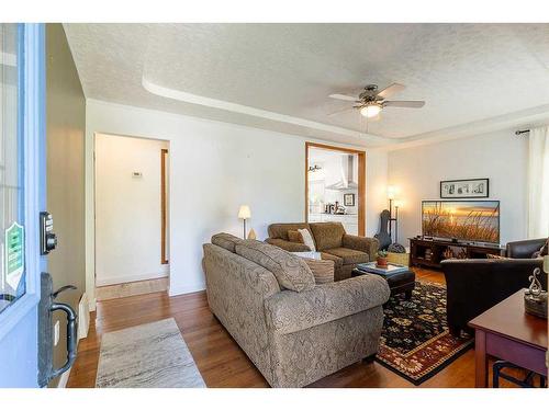 113 12 Street Se, Medicine Hat, AB - Indoor Photo Showing Living Room