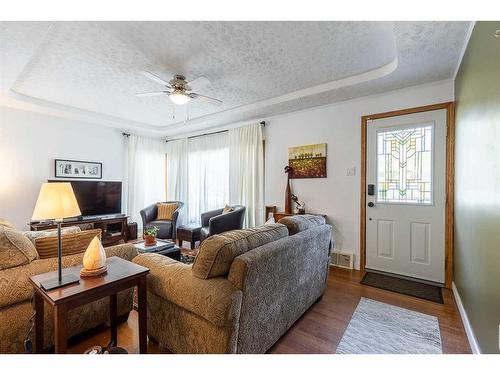 113 12 Street Se, Medicine Hat, AB - Indoor Photo Showing Living Room