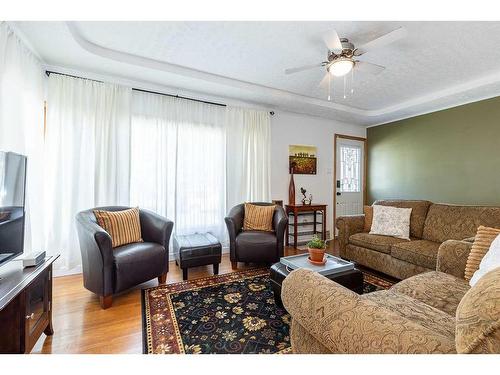 113 12 Street Se, Medicine Hat, AB - Indoor Photo Showing Living Room