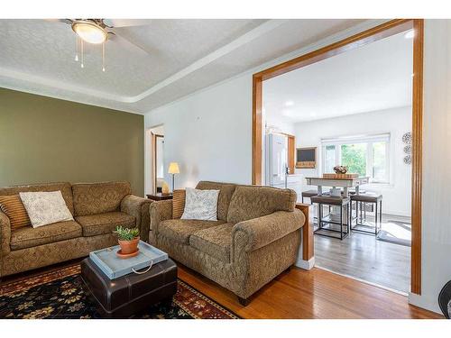 113 12 Street Se, Medicine Hat, AB - Indoor Photo Showing Living Room