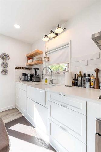 113 12 Street Se, Medicine Hat, AB - Indoor Photo Showing Kitchen