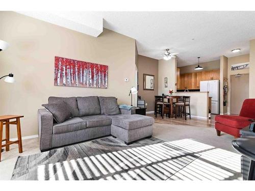 113-194 Sunrise Circle Sw, Medicine Hat, AB - Indoor Photo Showing Living Room