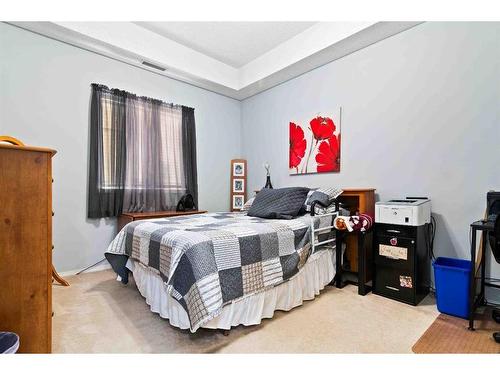 113-194 Sunrise Circle Sw, Medicine Hat, AB - Indoor Photo Showing Bedroom