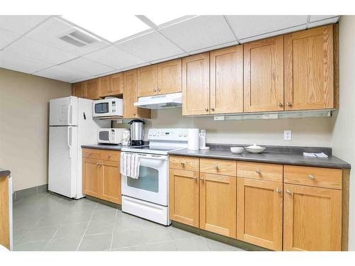 113-194 Sunrise Circle Sw, Medicine Hat, AB - Indoor Photo Showing Kitchen