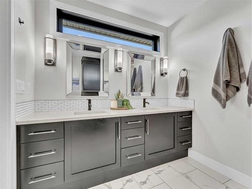 196 Hamptons Crescent Se, Medicine Hat, AB - Indoor Photo Showing Bathroom