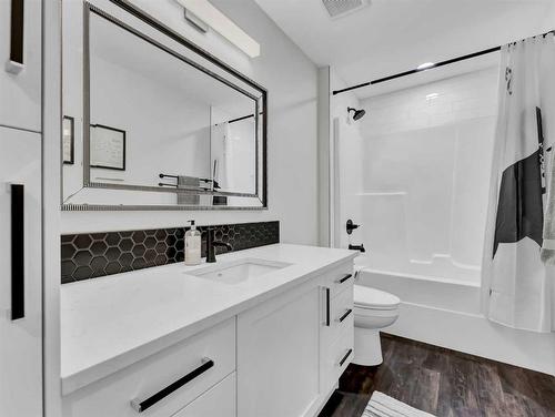 196 Hamptons Crescent Se, Medicine Hat, AB - Indoor Photo Showing Bathroom