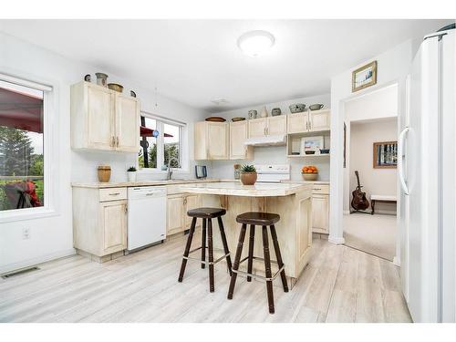 107 Sunset Road Sw, Medicine Hat, AB - Indoor Photo Showing Kitchen