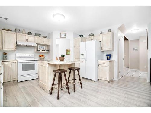 107 Sunset Road Sw, Medicine Hat, AB - Indoor Photo Showing Kitchen