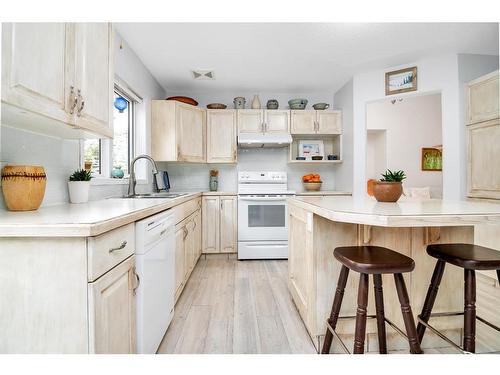 107 Sunset Road Sw, Medicine Hat, AB - Indoor Photo Showing Kitchen