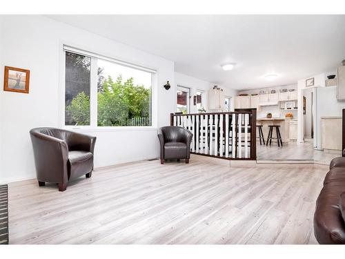 107 Sunset Road Sw, Medicine Hat, AB - Indoor Photo Showing Living Room