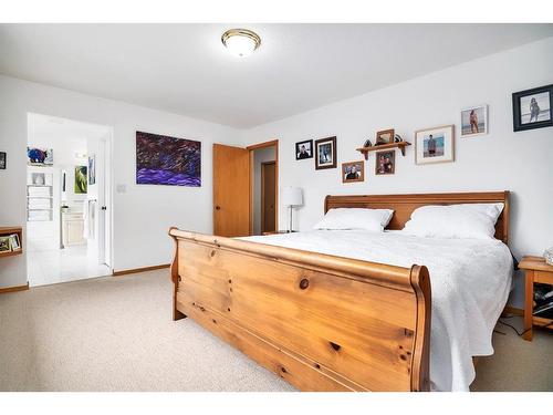 107 Sunset Road Sw, Medicine Hat, AB - Indoor Photo Showing Bedroom