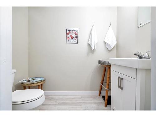 107 Sunset Road Sw, Medicine Hat, AB - Indoor Photo Showing Bathroom