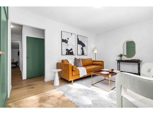 58 10 Street Se, Medicine Hat, AB - Indoor Photo Showing Living Room