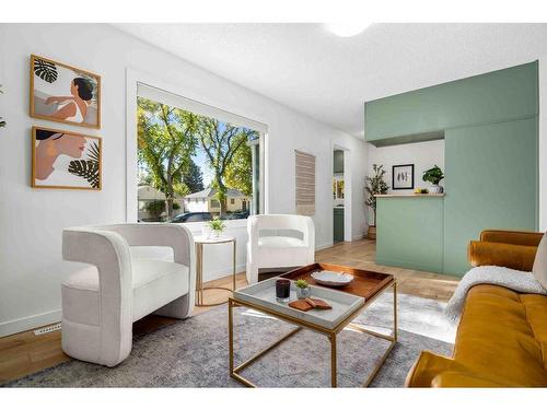 58 10 Street Se, Medicine Hat, AB - Indoor Photo Showing Living Room