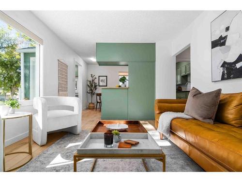 58 10 Street Se, Medicine Hat, AB - Indoor Photo Showing Living Room