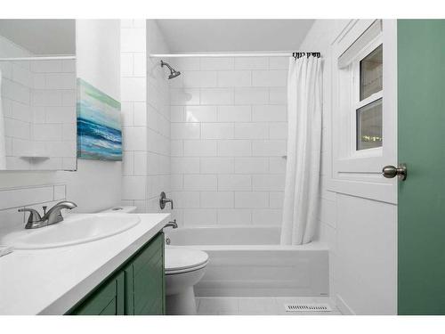 58 10 Street Se, Medicine Hat, AB - Indoor Photo Showing Bathroom