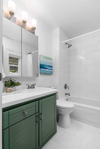 58 10 Street Se, Medicine Hat, AB - Indoor Photo Showing Bathroom