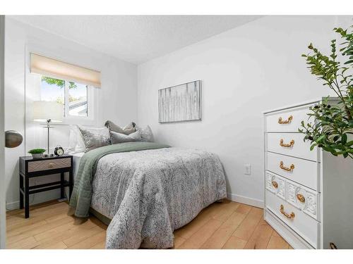 58 10 Street Se, Medicine Hat, AB - Indoor Photo Showing Bedroom