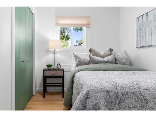 58 10 Street Se, Medicine Hat, AB - Indoor Photo Showing Bedroom