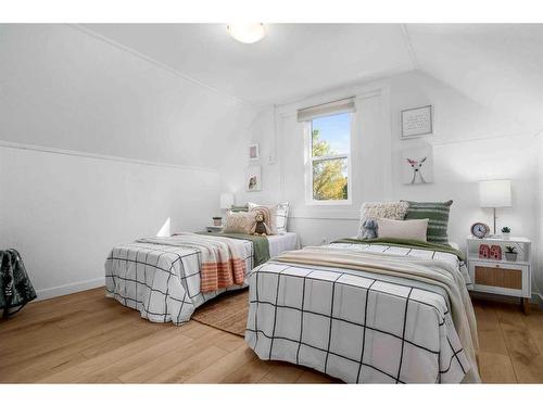 58 10 Street Se, Medicine Hat, AB - Indoor Photo Showing Bedroom