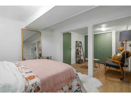 58 10 Street Se, Medicine Hat, AB - Indoor Photo Showing Bedroom