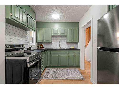 58 10 Street Se, Medicine Hat, AB - Indoor Photo Showing Kitchen With Upgraded Kitchen