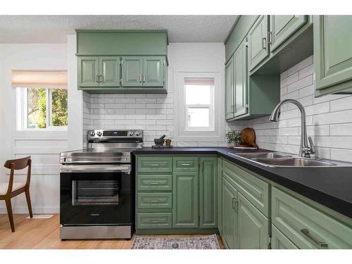 58 10 Street Se, Medicine Hat, AB - Indoor Photo Showing Kitchen With Double Sink