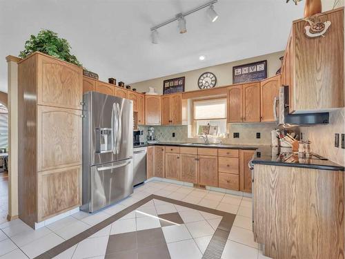 83 Taylor Boulevard Se, Medicine Hat, AB - Indoor Photo Showing Kitchen