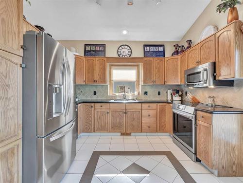 83 Taylor Boulevard Se, Medicine Hat, AB - Indoor Photo Showing Kitchen