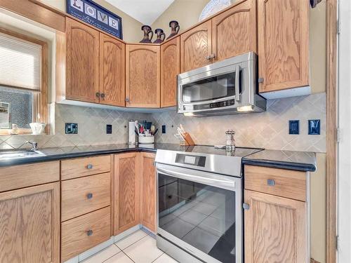 83 Taylor Boulevard Se, Medicine Hat, AB - Indoor Photo Showing Kitchen