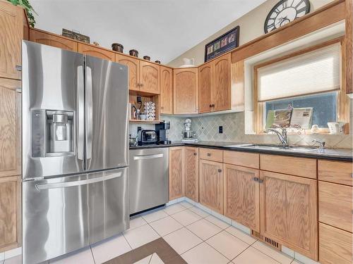 83 Taylor Boulevard Se, Medicine Hat, AB - Indoor Photo Showing Kitchen