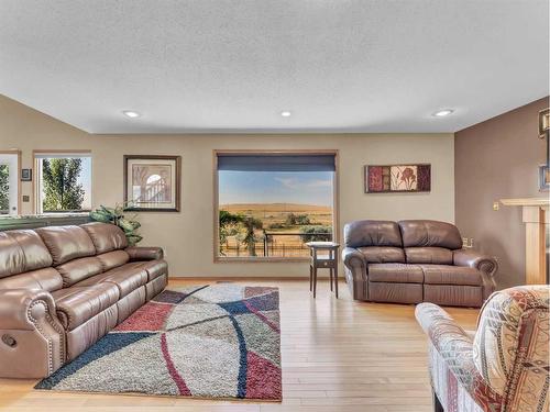 83 Taylor Boulevard Se, Medicine Hat, AB - Indoor Photo Showing Living Room