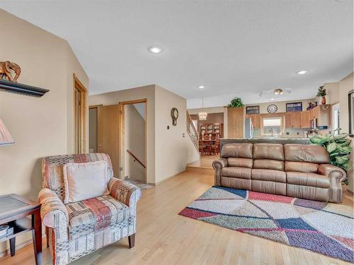 83 Taylor Boulevard Se, Medicine Hat, AB - Indoor Photo Showing Living Room