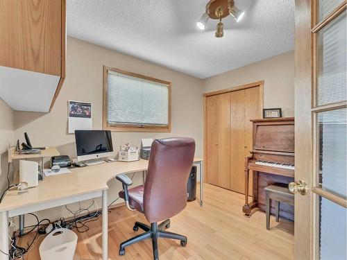 83 Taylor Boulevard Se, Medicine Hat, AB - Indoor Photo Showing Office