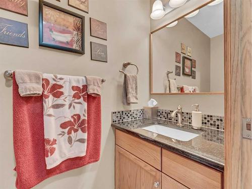 83 Taylor Boulevard Se, Medicine Hat, AB - Indoor Photo Showing Bathroom