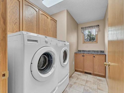 83 Taylor Boulevard Se, Medicine Hat, AB - Indoor Photo Showing Laundry Room