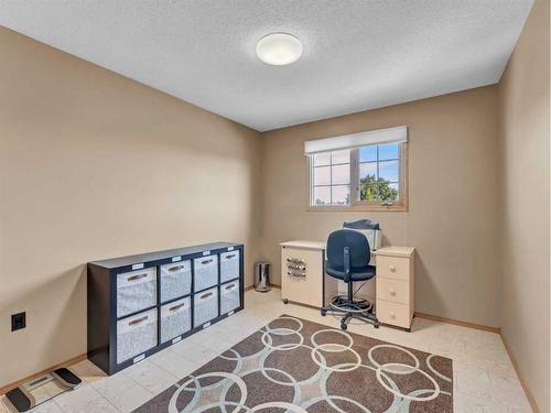 83 Taylor Boulevard Se, Medicine Hat, AB - Indoor Photo Showing Office