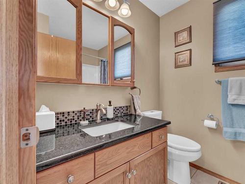 83 Taylor Boulevard Se, Medicine Hat, AB - Indoor Photo Showing Bathroom