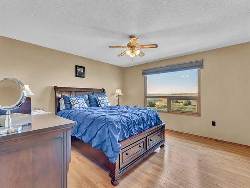 83 Taylor Boulevard Se, Medicine Hat, AB - Indoor Photo Showing Bedroom