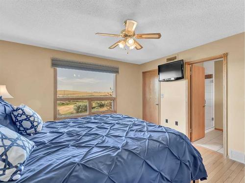 83 Taylor Boulevard Se, Medicine Hat, AB - Indoor Photo Showing Bedroom