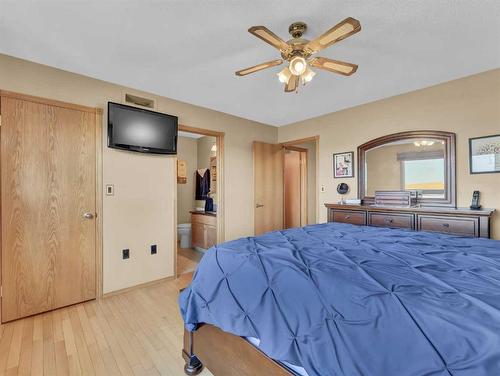 83 Taylor Boulevard Se, Medicine Hat, AB - Indoor Photo Showing Bedroom