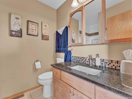 83 Taylor Boulevard Se, Medicine Hat, AB - Indoor Photo Showing Bathroom