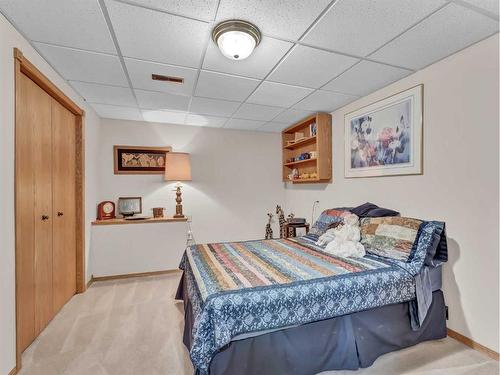 83 Taylor Boulevard Se, Medicine Hat, AB - Indoor Photo Showing Bedroom