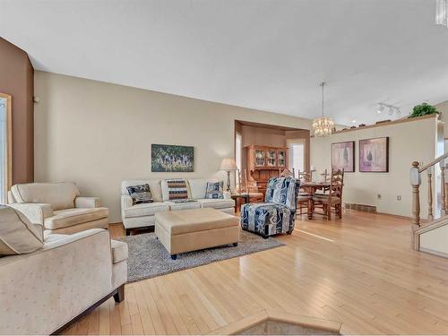 83 Taylor Boulevard Se, Medicine Hat, AB - Indoor Photo Showing Living Room