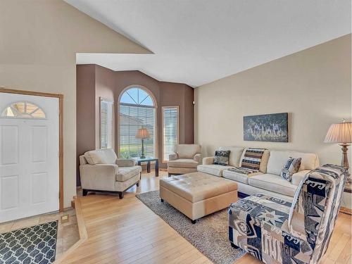 83 Taylor Boulevard Se, Medicine Hat, AB - Indoor Photo Showing Living Room