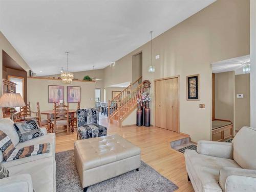 83 Taylor Boulevard Se, Medicine Hat, AB - Indoor Photo Showing Living Room