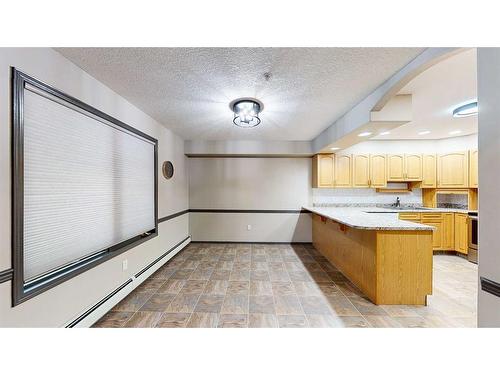 423-1535 Southview Drive Se, Medicine Hat, AB - Indoor Photo Showing Kitchen