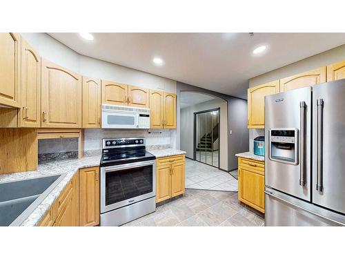 423-1535 Southview Drive Se, Medicine Hat, AB - Indoor Photo Showing Kitchen With Double Sink