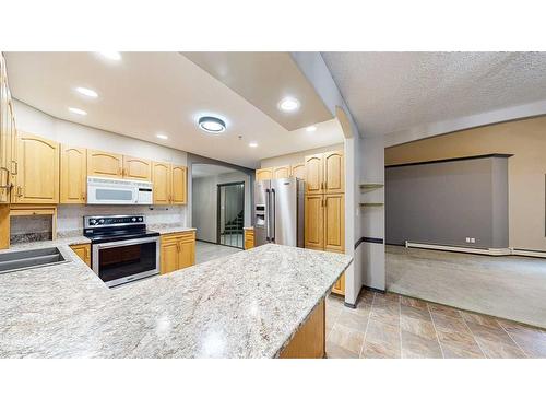 423-1535 Southview Drive Se, Medicine Hat, AB - Indoor Photo Showing Kitchen